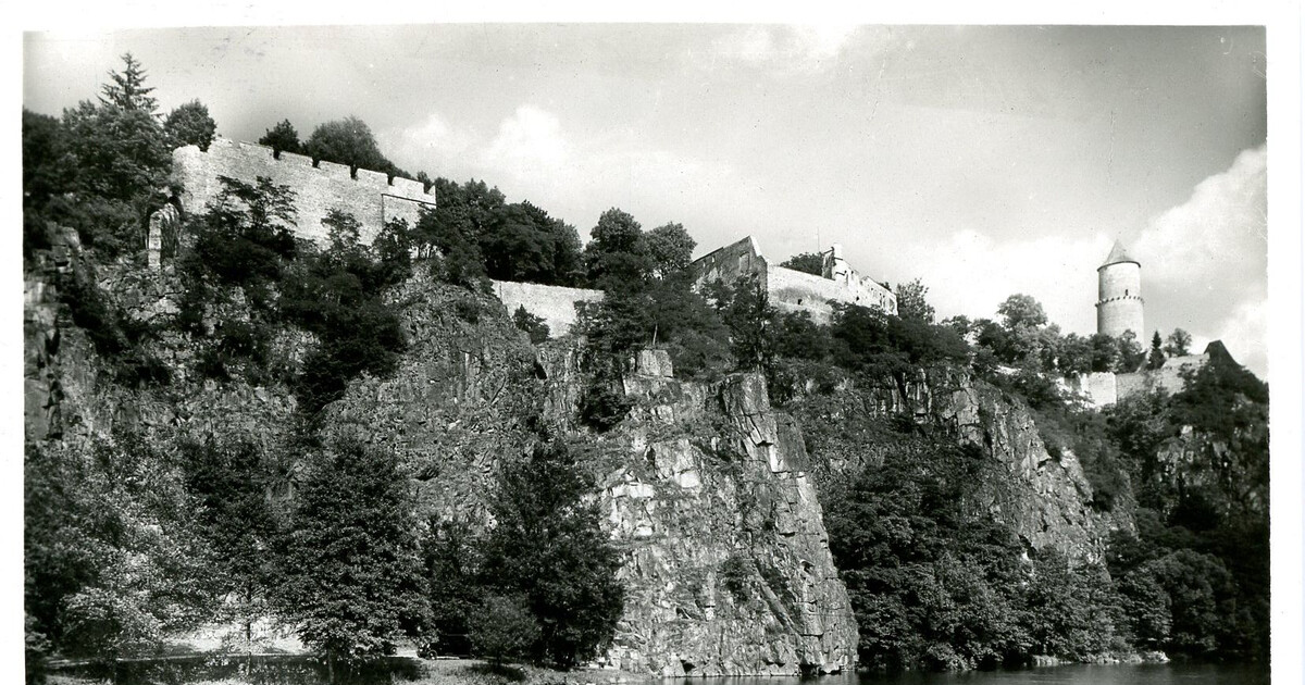 Výstava starých fotografií hradu Zvíkova