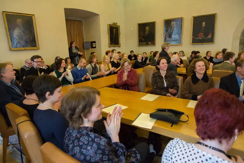 Absolventi kursu dějin umění převzali v Karolinu diplomy - Národní ...