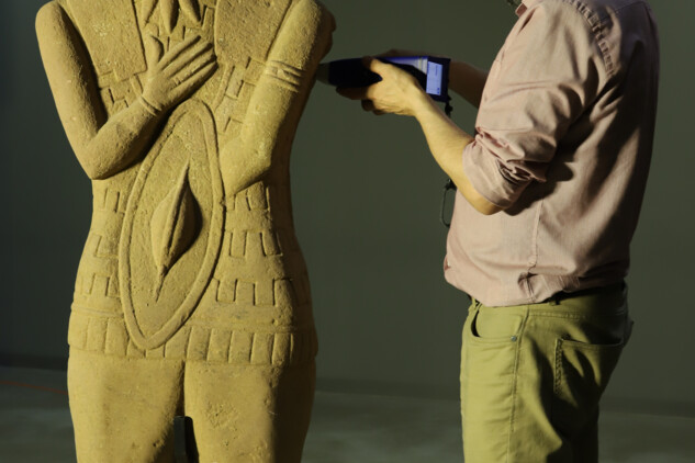 Při práci na 3D modelaci pískovcové sochy tzv. keltského knížete z Glaubergu z 5. století př. Kr. (Keltenwelt am Glauberg, Archäologisches Landesmuseum Hessen)