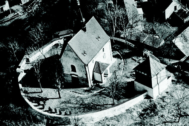 Dolní Chabry, letecký pohled na kostelní pahorek s nejbližším okolím (foto K. Wartha, 1977)