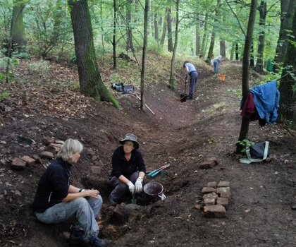 Dobrovolníci z charitativní organizace The Friends of Czech Heritage v parku zámku Krásný Dvůr