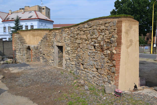 Cihlové zakončení hradeb