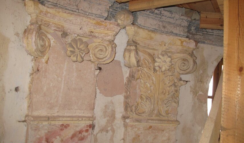 Průběh restaurování interiérové výzdoby hřbitovní kaple v Křenově