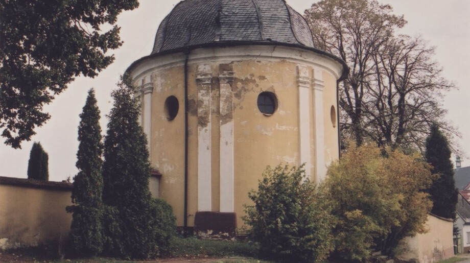 Hřbitovní kaple v Křenově před obnovou