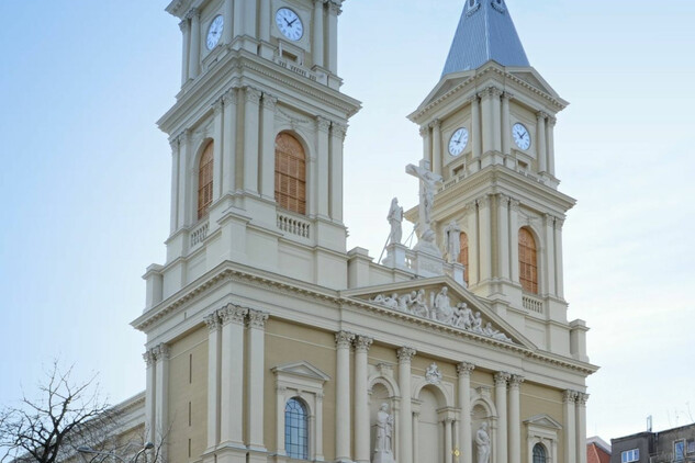 Průčelí katedrály s dvojvěží po obnově v roce 2015