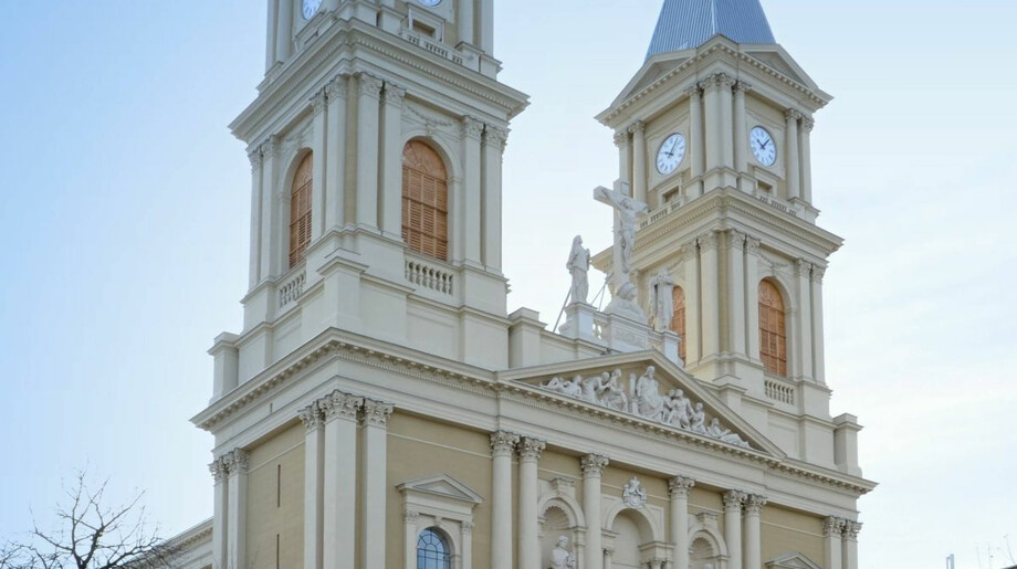 Průčelí katedrály s dvojvěží po obnově v roce 2015