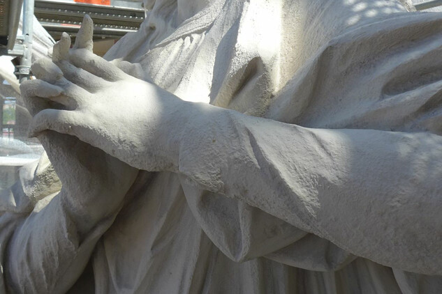 Golgota na průčelí, socha Panny Marie po finálním nátěru