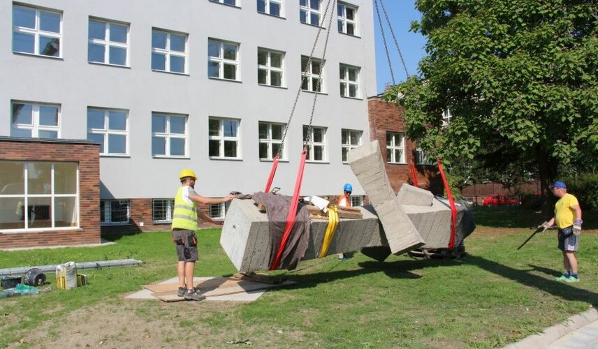 Instalace zachráněné sochy Směrník Václava Uruby na nové místo v Ostravě