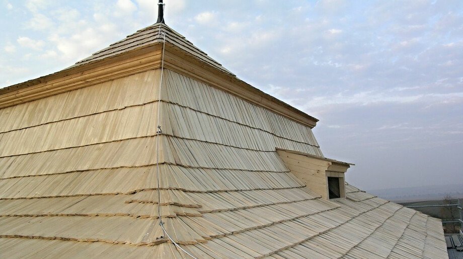 Obnovená střecha tvrze v Hradeníně