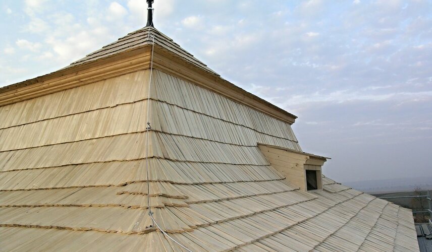 Obnovená střecha tvrze v Hradeníně