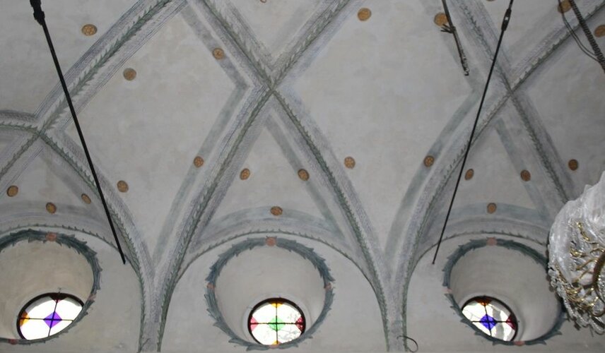 Interiér zámecké kaple ve Svijanech kaple s obnoveným stropem a okny