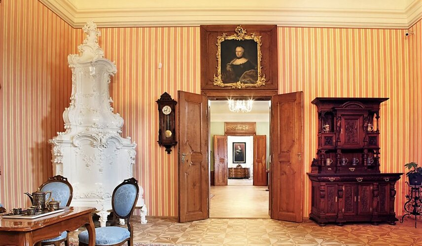 Velký salon na zámku Čechy pod Kosířem po rekonstrukci; předmět ze sbírek Vlastivědného muzea v Olomouci