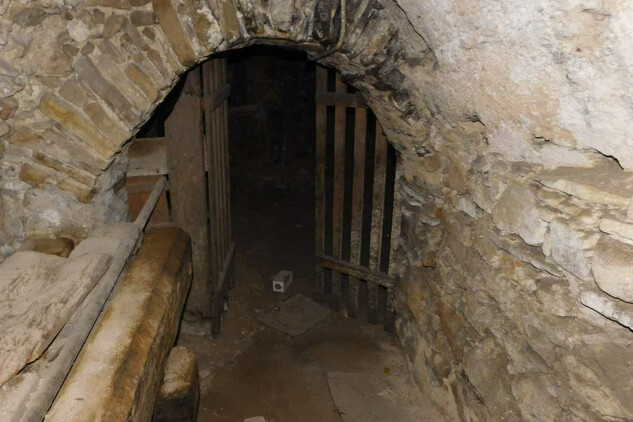 Průhled do sklepa vstupním tunelem s pozdně gotickou klenbou (foto Jan Štětina)