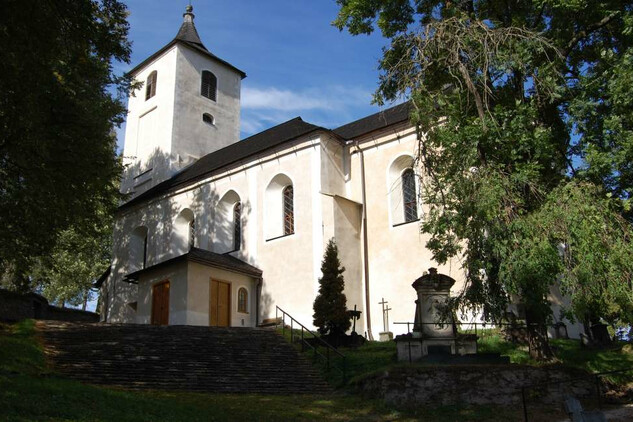 Celkový pohled na hřbitovní kostel Nanebevzetí Panny Marie v Horním Maršově
