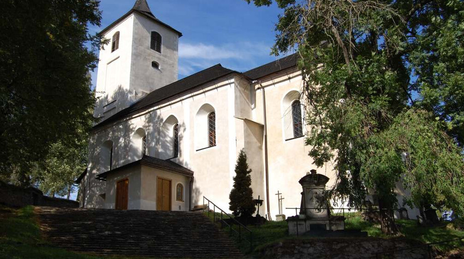 Celkový pohled na hřbitovní kostel Nanebevzetí Panny Marie v Horním Maršově