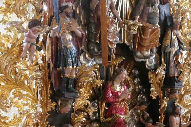 Detail výzdoby hlavního oltáře po restaurování