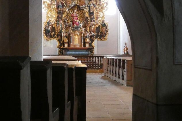Interiér s hlavním oltářem po restaurování