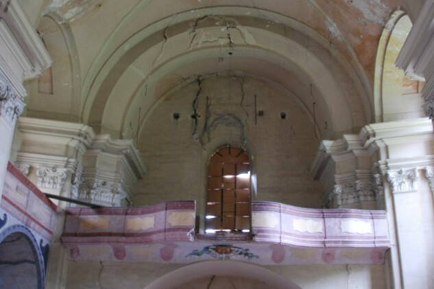 Interiér kostela před obnovou