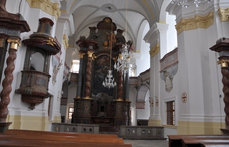 Interiér kostela Nanebevzetí Panny Marie v Konojedech po obnově