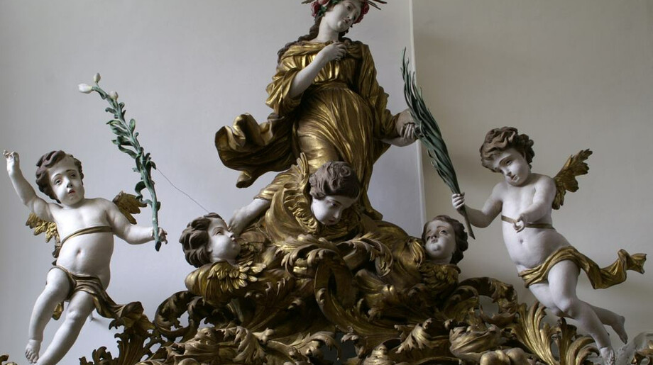 Nástavec se sochou sv. Rozálie z oltáře sv. Barbory se znečištěním a ztmavlými bronzy