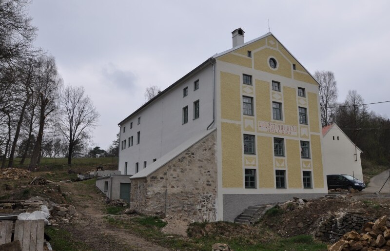 Pohled na holubovský mlýn od náhonu