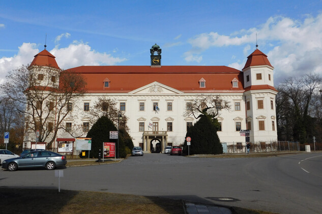 Hlavní průčelí zámku v Holešově po obnově