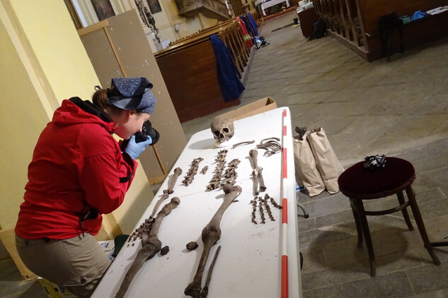 Chodov, kostel sv. Vavřince – antropologické měření ostatků v lodi kostela