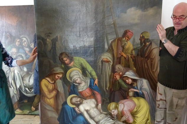 Kontrolní den během restaurování křížové cesty v ateliéru Milana Kadavého