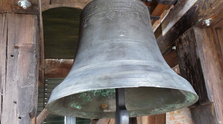 Zvon v kostele sv. Vavřince v Chodově po opravě