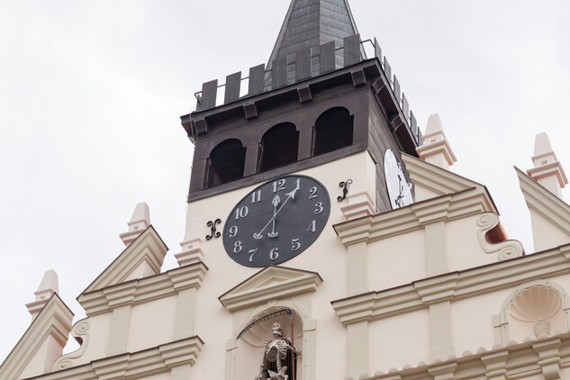 Detail průčelí po obnově s analogickou rekonstrukcí prvku slunce 