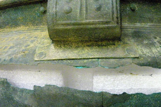 Bronzová situla z pozdní doby bronzové – detail poškození těla nádoby