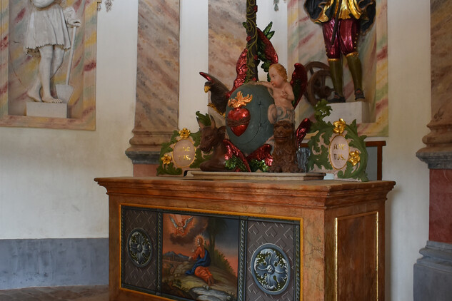 Oltář v kapli, v pozadí socha sv. Isidora