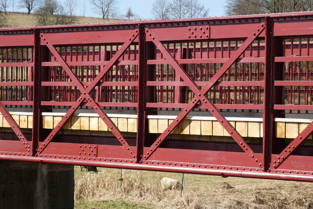 Kuks, most v roce 2018, opravená příhradová pole se zábradlím