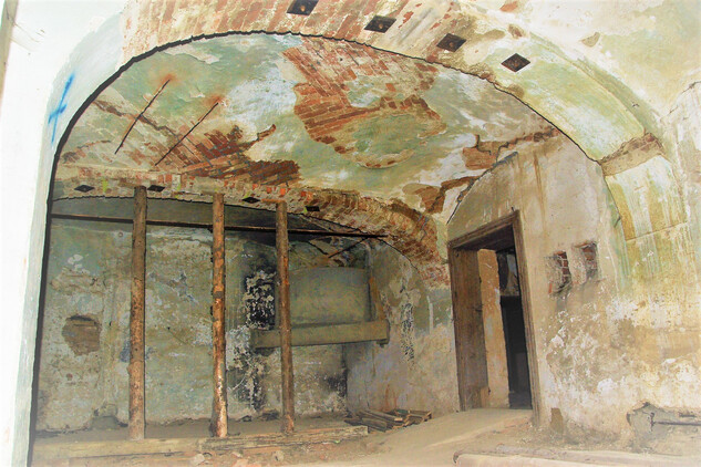 Renesanční tvrz Kobylků z Kobylího v Podolí před obnovou – chodba v 1. patře