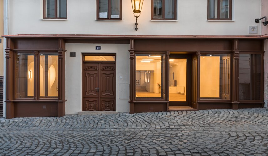 Obnovený parter domu Lucerna v Příboře se skříňovým výkladcem