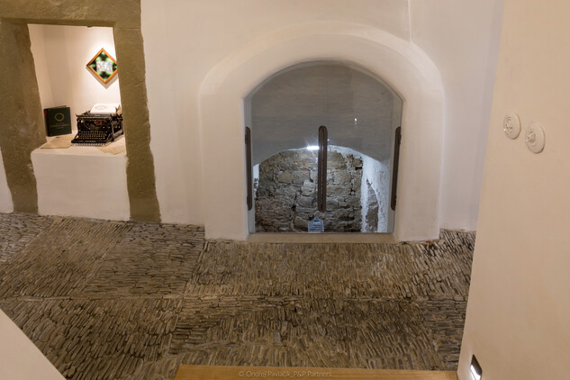 Renesanční dům Lucerna v Příboře – pohled do prostoru chodby s průhledem do sklepení
