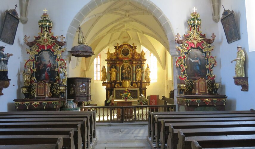 celkový pohled na zrestaurované oltáře