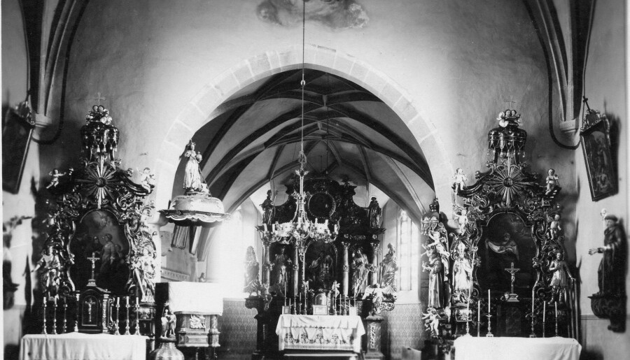historická fotografie celkového pohledu na oltáře