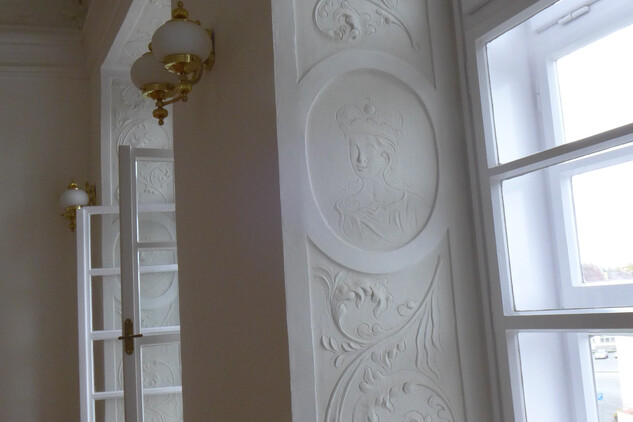 Detail štukové výzdoby ostění oken a stropu