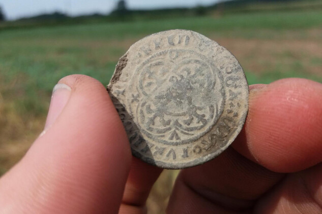 Nález depotu asi 1400 stříbrných mincí u Roudnice nad Labem