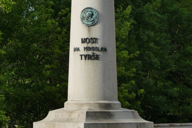 Tyršův most, osvětovací pylon před obnovou