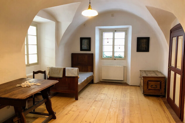 Fara v Křeči, interiér, místnost dřívější kaplanky, po obnově obytný pokoj, stav v roce 2018  | © M. Čermák