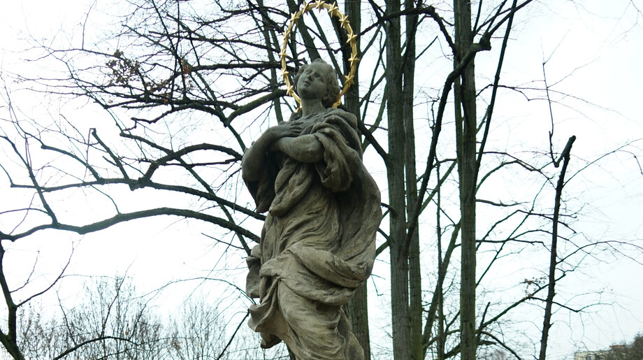 Vrcholová socha Panny Marie po restaurování 