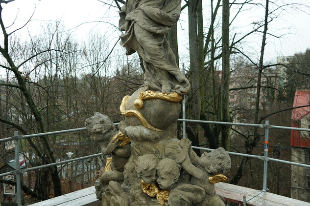 Vrcholová socha Panny Marie, stav po restaurování (2018).
