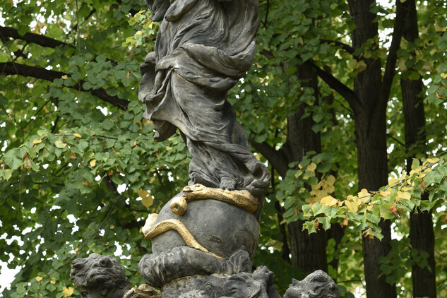 Vrcholová socha Panny Marie Immaculaty na podstavci s putti a andílčími hlavičkami, před restaurováním (2018)