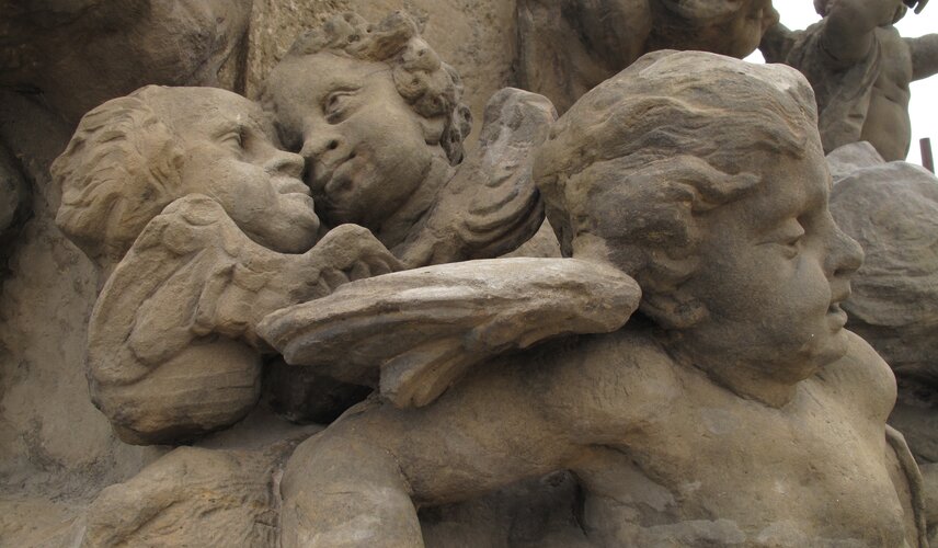 Mariánský sloup na Palackého náměstí v Poličce po obnově, detail hlav andílků