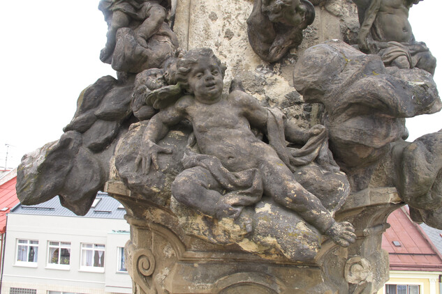 Mariánský sloup na Palackého náměstí v Poličce před obnovou, detail sochařské výzdoby