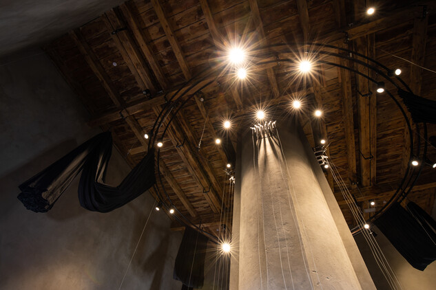 Interiér vodárenské věže na Letné po obnově, detail komínu procházejícího středem budovy a otisku prstencové nádrže, která jej obklopovala  | © Viktor Čáp