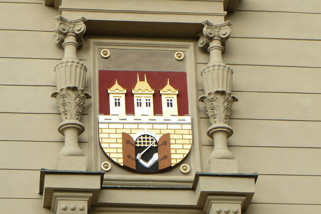 Vodárenská věž na Letné po obnově v roce 2018, detail znaku hl. města Prahy s letopočtem 1888
