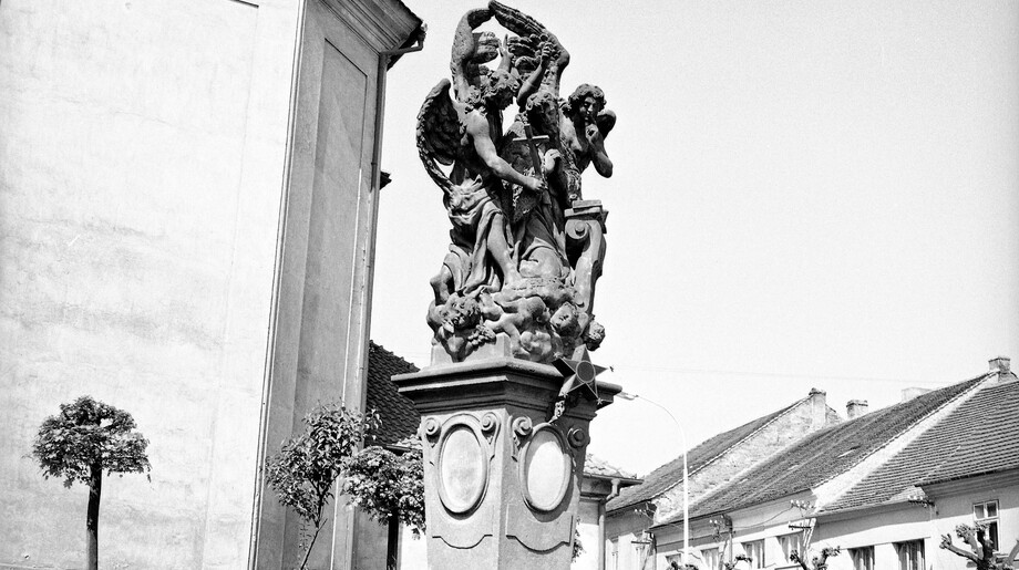 Žebrák, sousoší sv. Jana Nepomuckého u kostela Sv. Vavřince s mřížovým litinovým oplocením po restaurování v roce 1971 | © archiv NPÚ